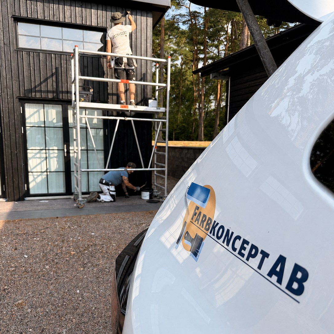 Hantverkare från Farbkoncept AB målar svart panelvilla i Landskrona